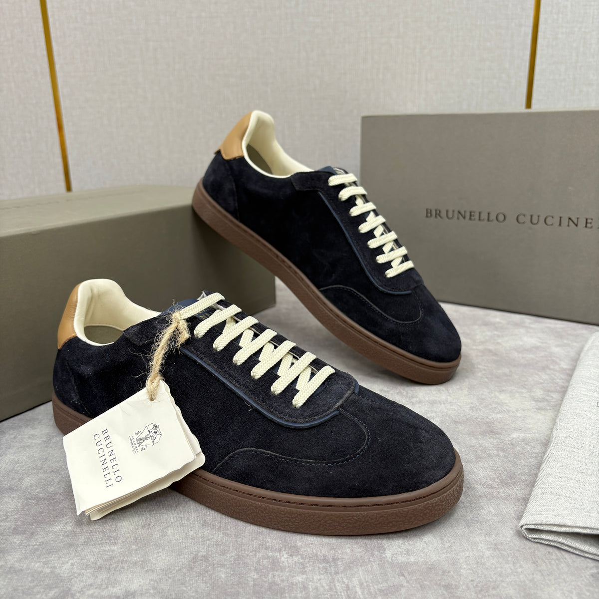 Brauner Wildleder-Low-Top mit Kontrastsohle – Herren