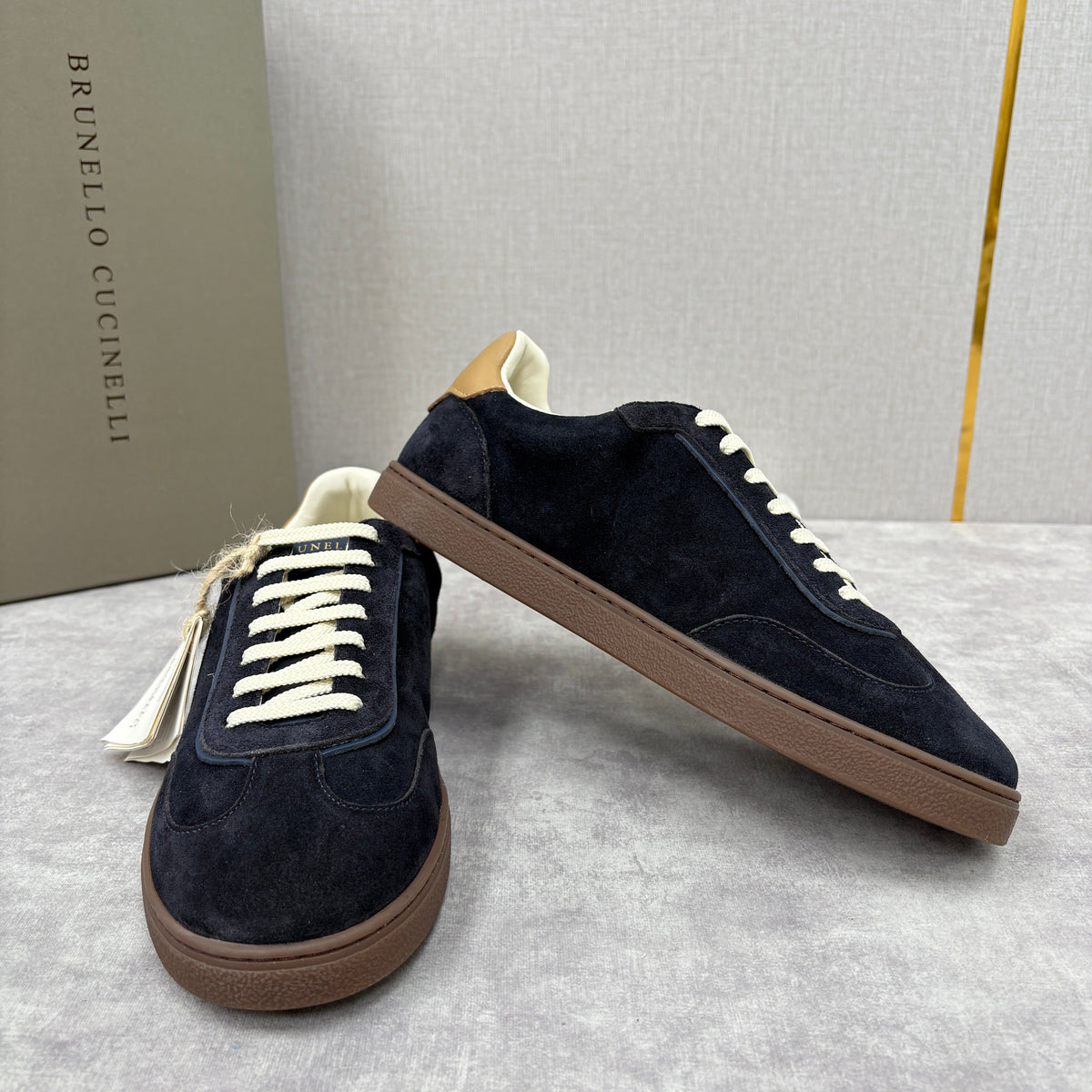Brauner Wildleder-Low-Top mit Kontrastsohle – Herren