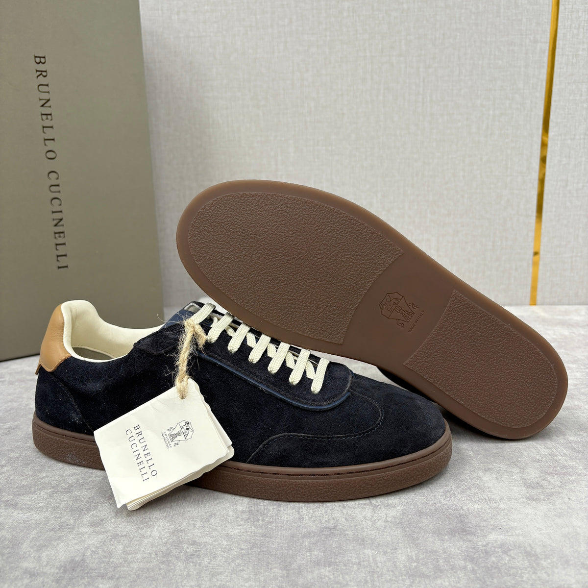 Brauner Wildleder-Low-Top mit Kontrastsohle – Herren