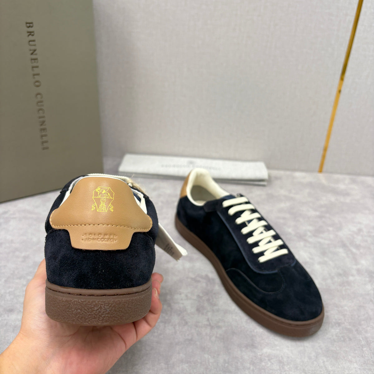 Brauner Wildleder-Low-Top mit Kontrastsohle – Herren
