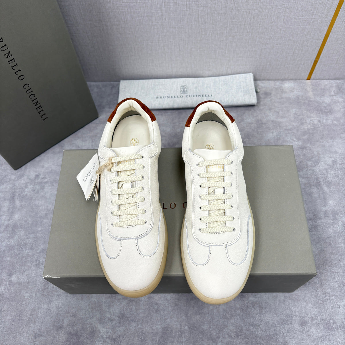 Cremefarbener Leder-Sneaker mit Gummisohle - Herren