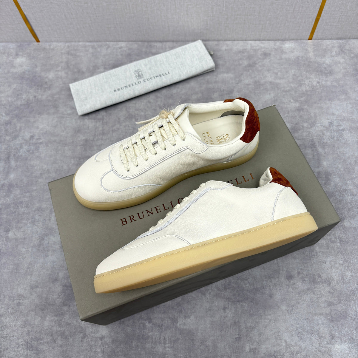 Cremefarbener Leder-Sneaker mit Gummisohle - Herren