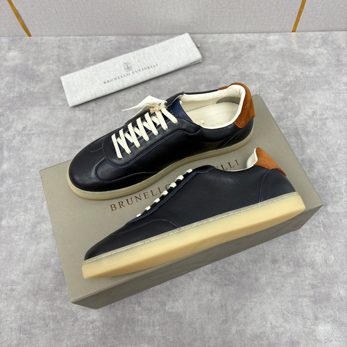 Cremefarbener Leder-Sneaker mit Gummisohle - Herren