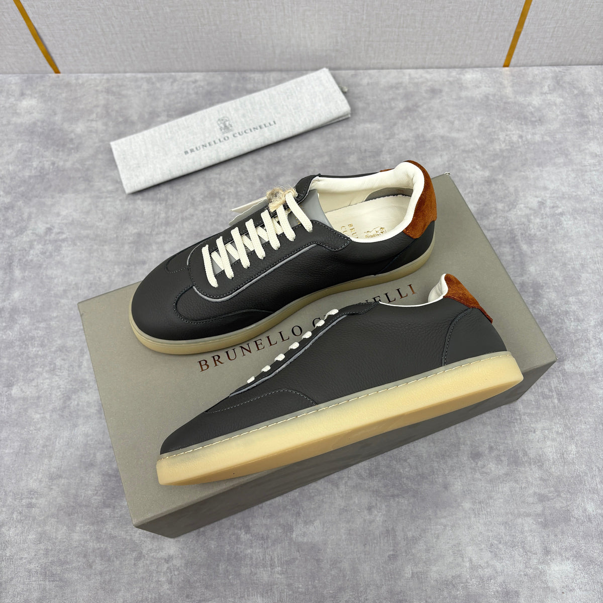 Cremefarbener Leder-Sneaker mit Gummisohle - Herren