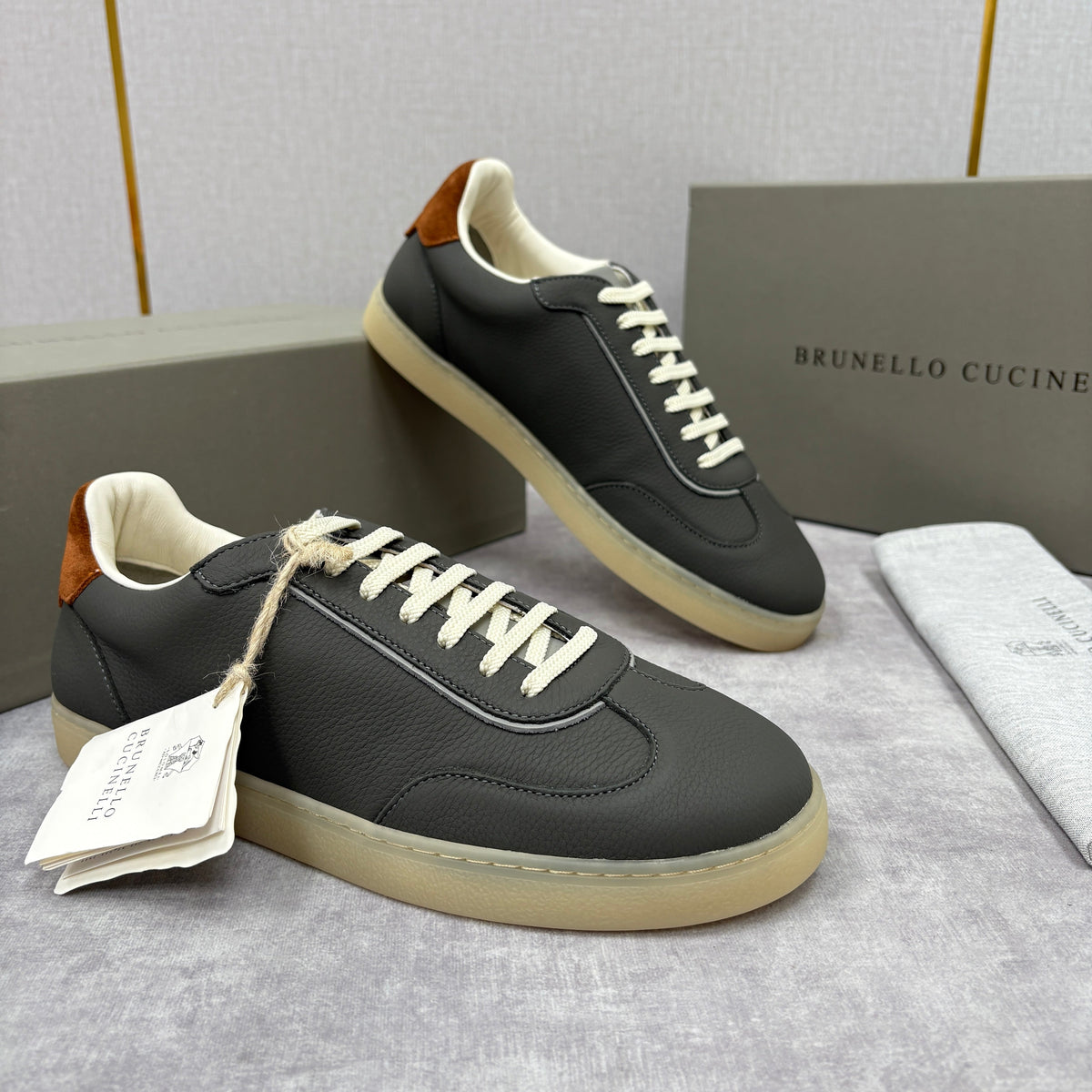 Cremefarbener Leder-Sneaker mit Gummisohle - Herren