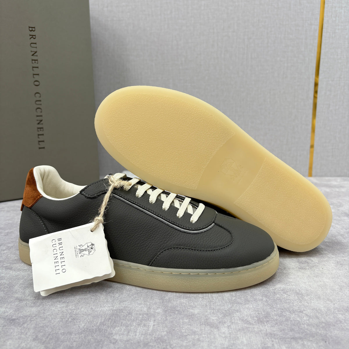 Cremefarbener Leder-Sneaker mit Gummisohle - Herren