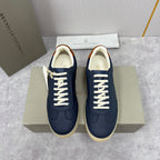 Marineblaues Wildleder-Low-Top mit beigefarbener Ferse – Herren