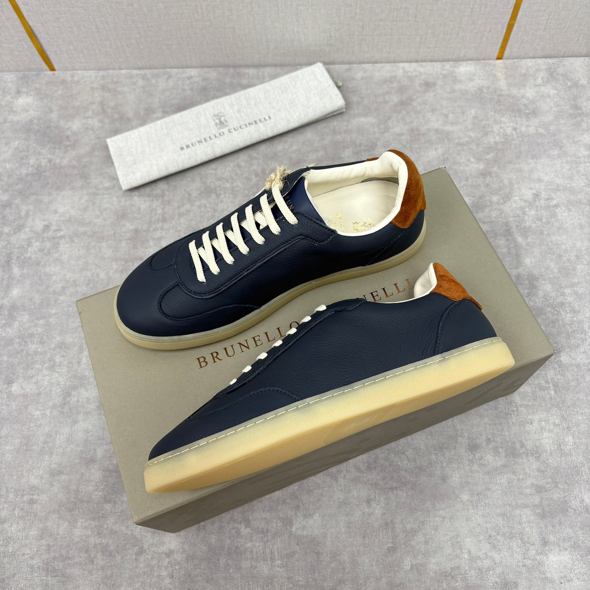 Marineblaues Wildleder-Low-Top mit beigefarbener Ferse – Herren