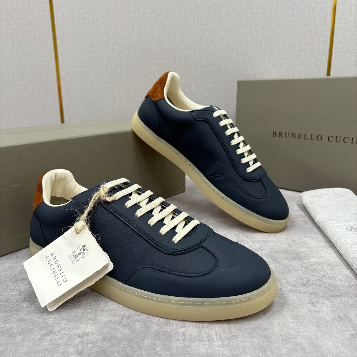 Marineblaues Wildleder-Low-Top mit beigefarbener Ferse – Herren