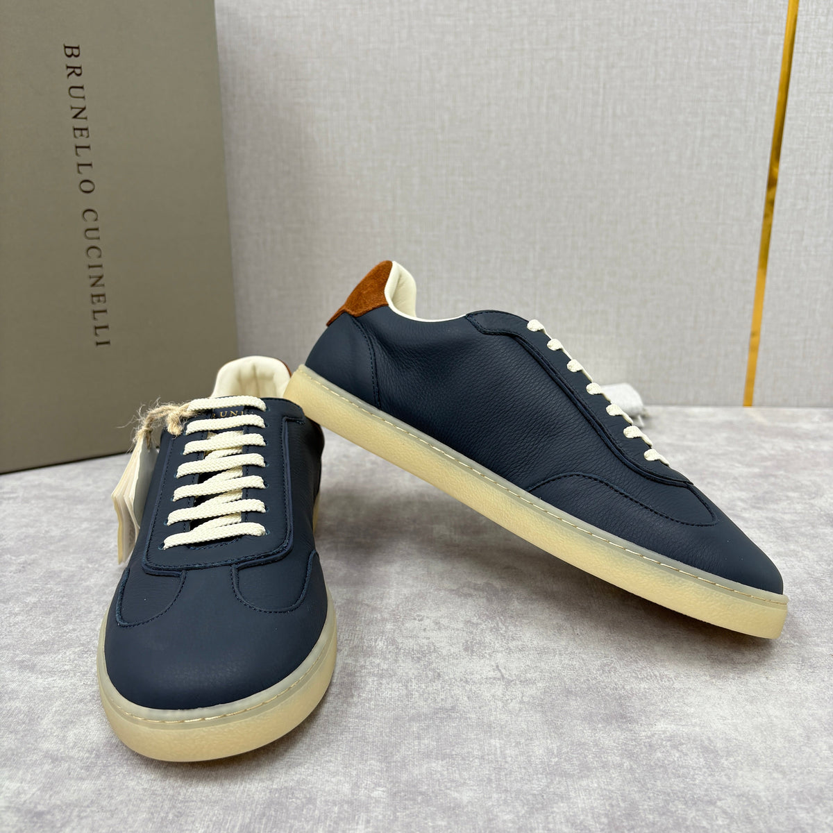 Marineblaues Wildleder-Low-Top mit beigefarbener Ferse – Herren