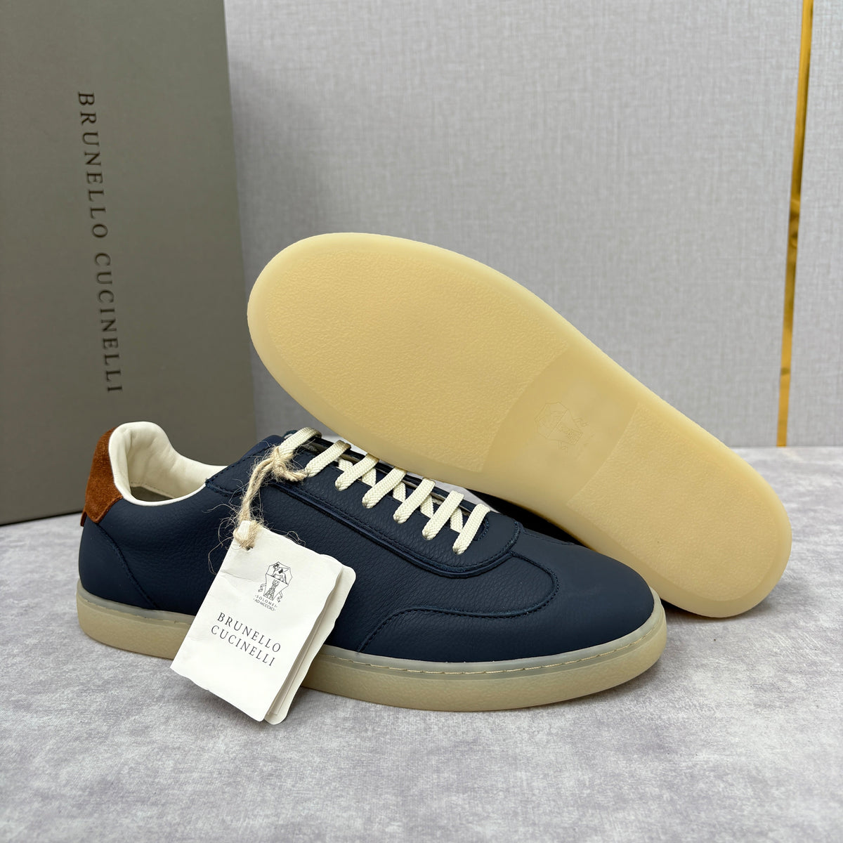 Marineblaues Wildleder-Low-Top mit beigefarbener Ferse – Herren