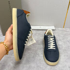 Marineblaues Wildleder-Low-Top mit beigefarbener Ferse – Herren
