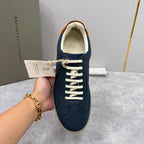 Marineblaues Wildleder-Low-Top mit beigefarbener Ferse – Herren