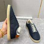 Marineblaues Wildleder-Low-Top mit beigefarbener Ferse – Herren