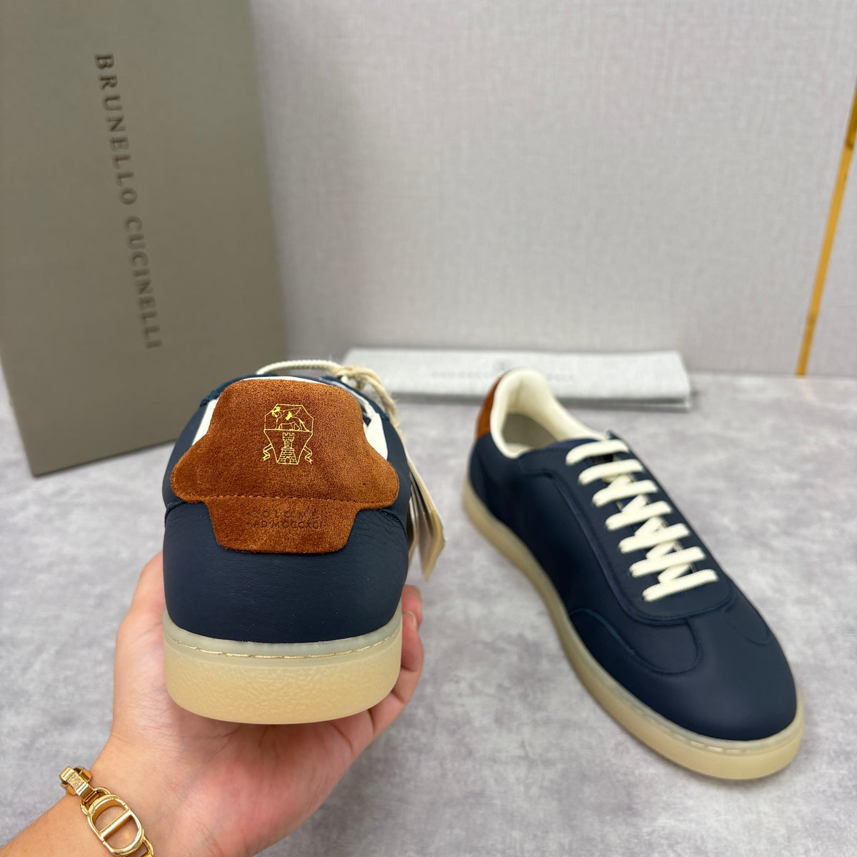 Marineblaues Wildleder-Low-Top mit beigefarbener Ferse – Herren