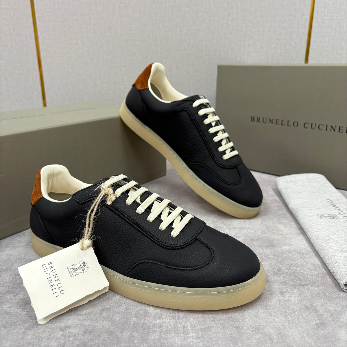 Marineblaues Wildleder-Low-Top mit beigefarbener Ferse – Herren