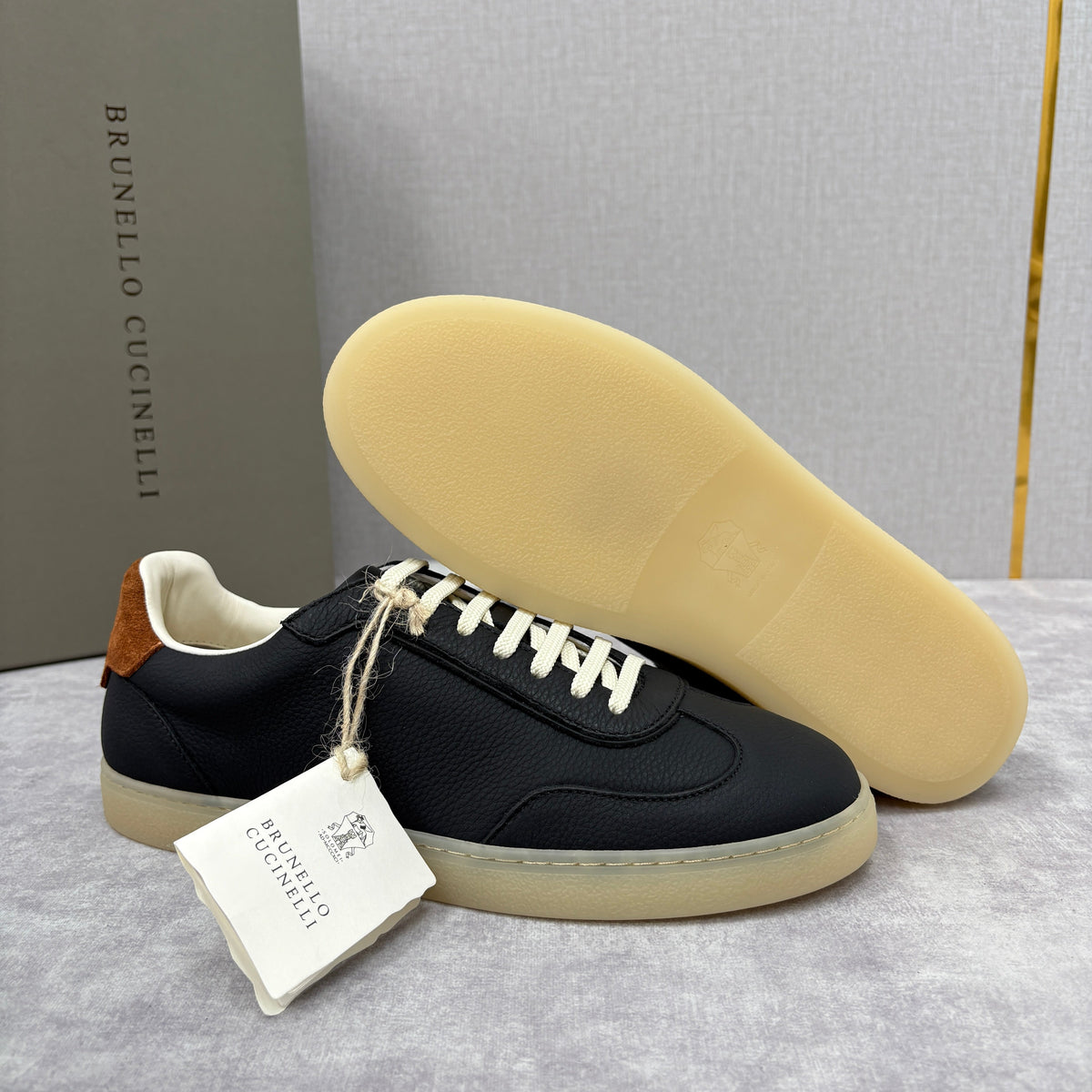Marineblaues Wildleder-Low-Top mit beigefarbener Ferse – Herren