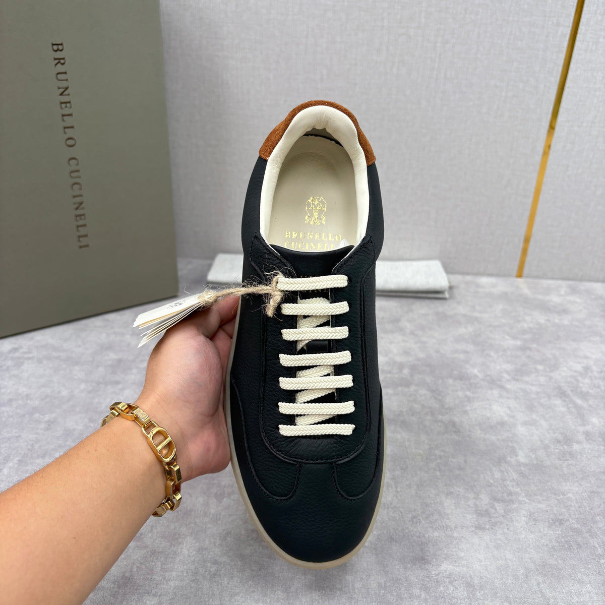 Marineblaues Wildleder-Low-Top mit beigefarbener Ferse – Herren