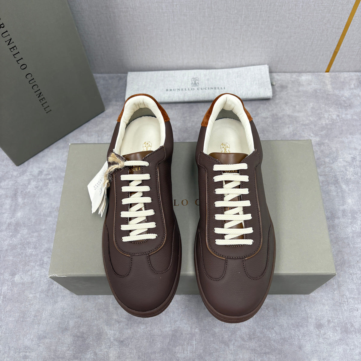 Marineblaues Wildleder-Low-Top mit beigefarbener Ferse – Herren