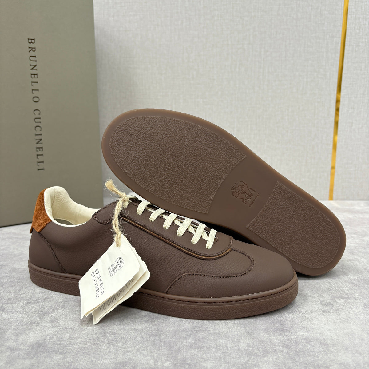Marineblaues Wildleder-Low-Top mit beigefarbener Ferse – Herren