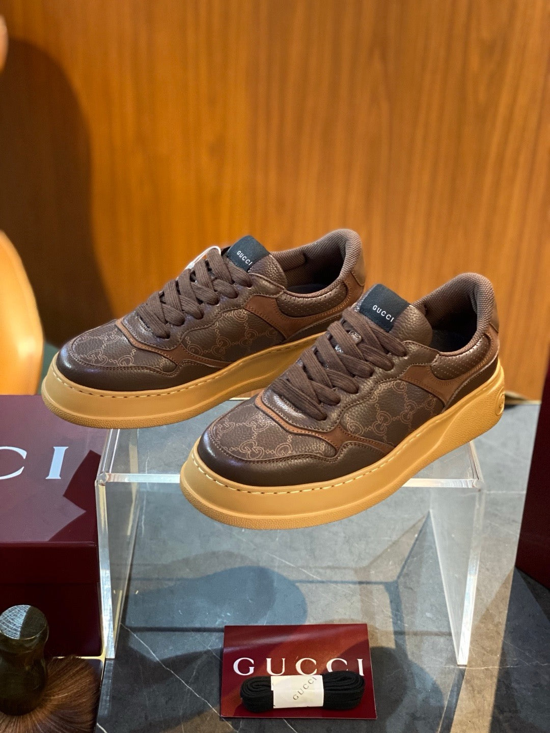 Brauner Leder-Low-Top mit Prägung – Herren