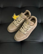 Beige Wildleder-Sneaker mit Logo – Herren
