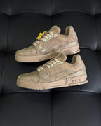 Beige Wildleder-Sneaker mit Logo – Herren