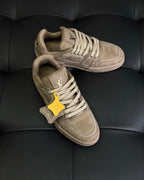 Beige Wildleder-Sneaker mit Logo – Herren