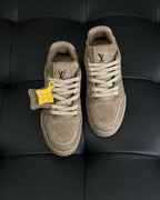 Beige Wildleder-Sneaker mit Logo – Herren