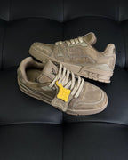Beige Wildleder-Sneaker mit Logo – Herren