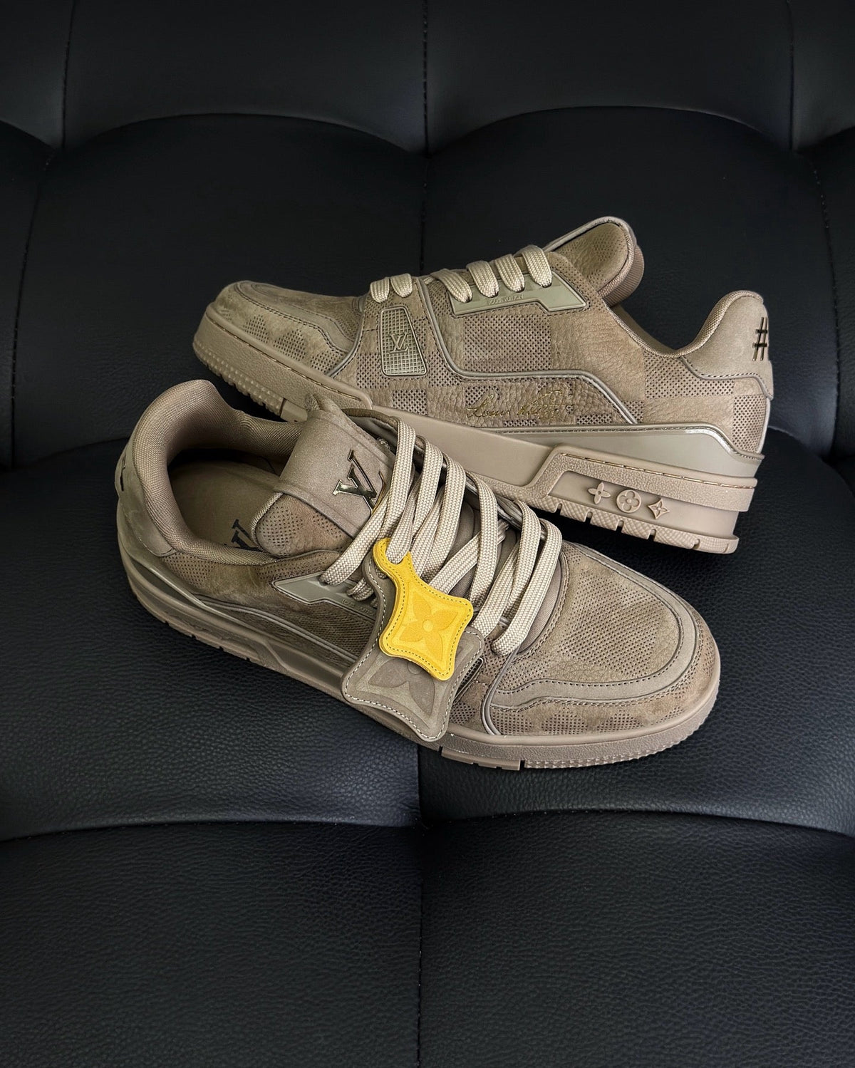 Beige Wildleder-Sneaker mit Logo – Herren