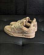 Beige Wildleder-Sneaker mit Logo – Herren