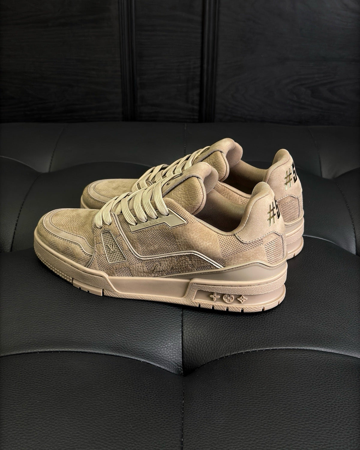 Beige Wildleder-Sneaker mit Logo – Herren