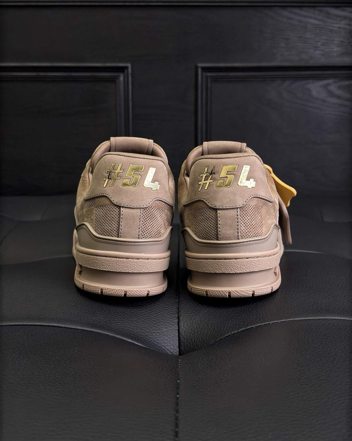 Beige Wildleder-Sneaker mit Logo – Herren