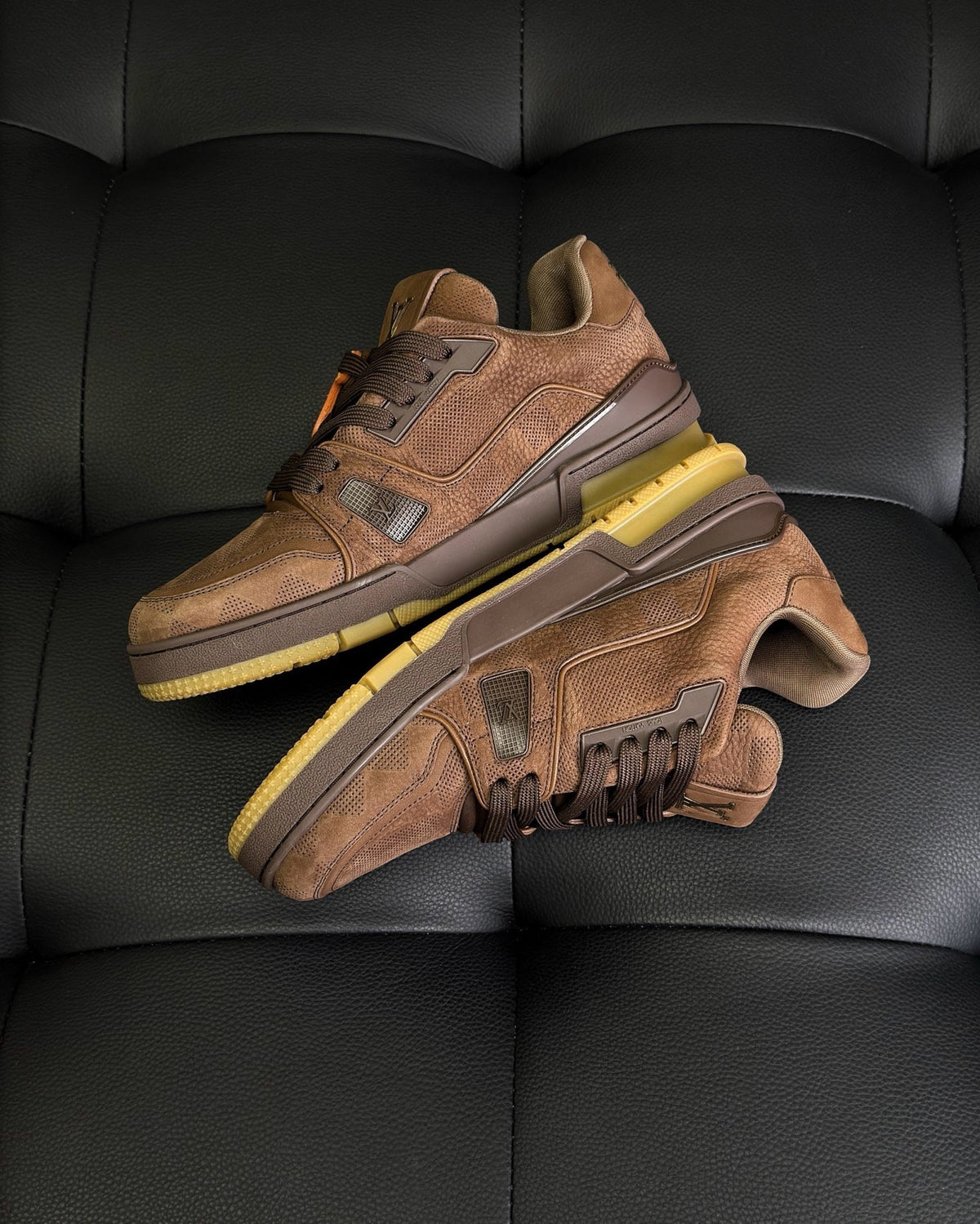 Beige Wildleder-Sneaker mit Logo – Herren