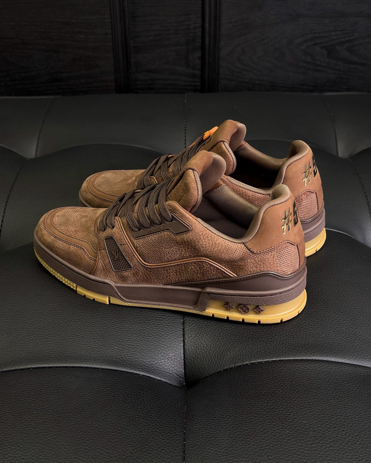 Beige Wildleder-Sneaker mit Logo – Herren