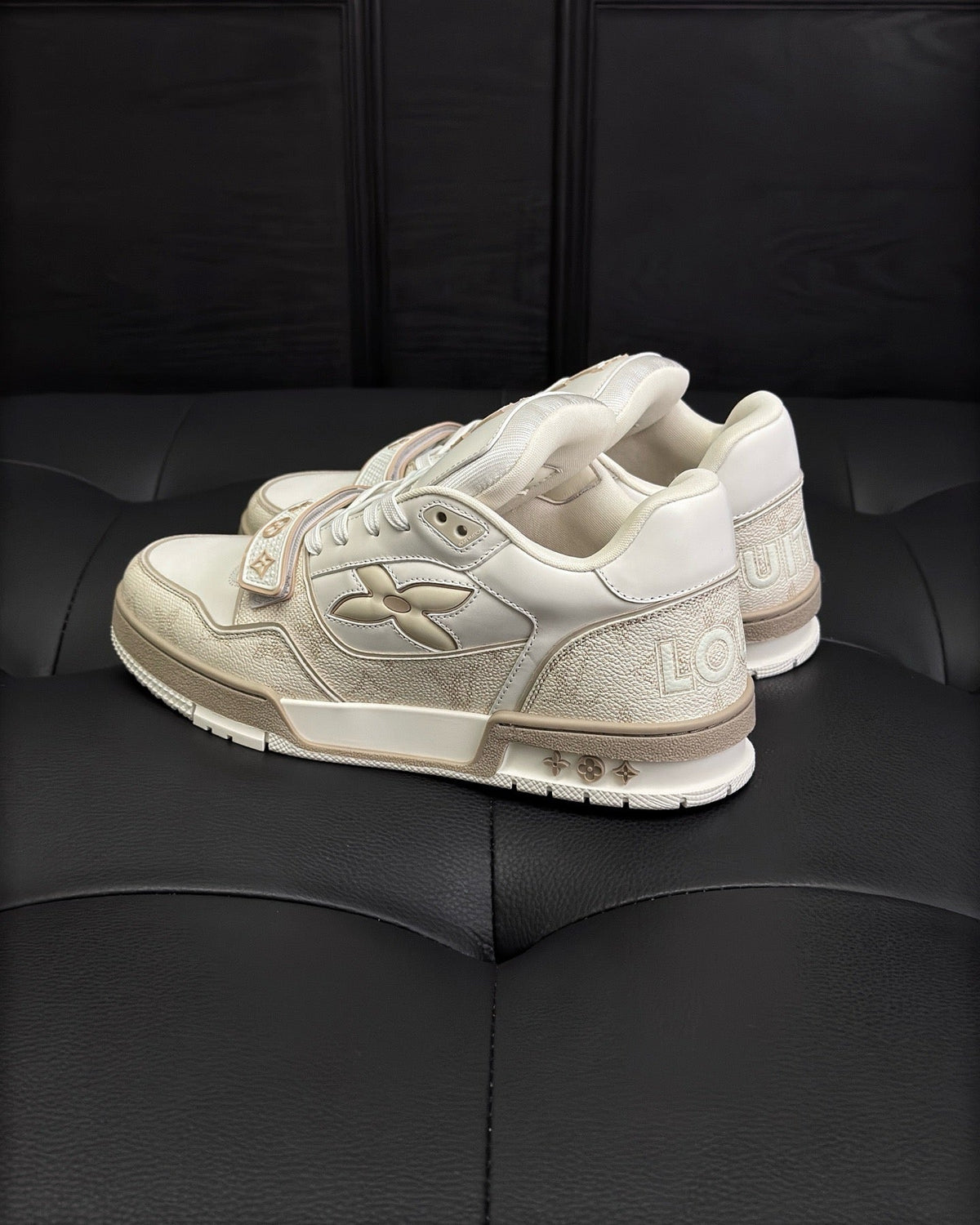 Cremefarbener Leder-Sneaker mit Ton-in-Ton-Details – Herren