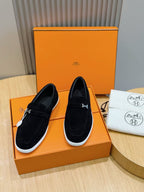 Loafer aus schwarzem Wildleder mit Kontrastsohle – Herren