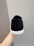 Loafer aus schwarzem Wildleder mit Kontrastsohle – Herren