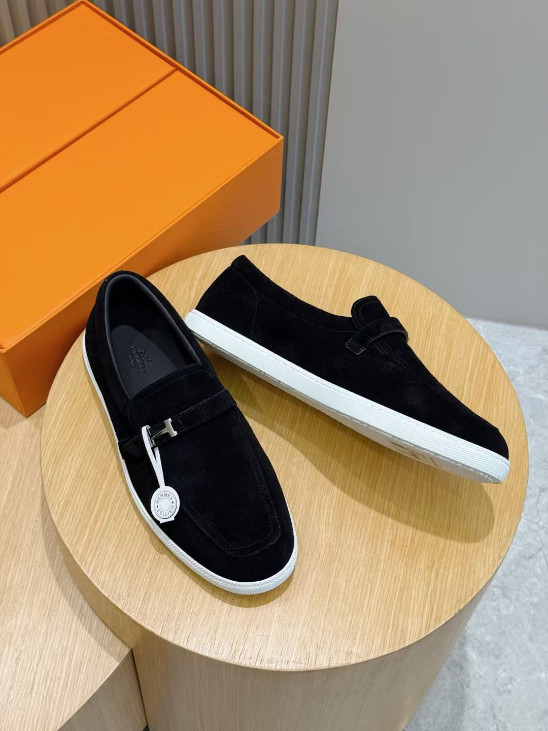 Loafer aus schwarzem Wildleder mit Kontrastsohle – Herren