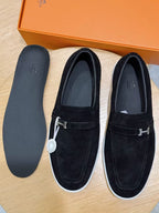 Loafer aus schwarzem Wildleder mit Kontrastsohle – Herren