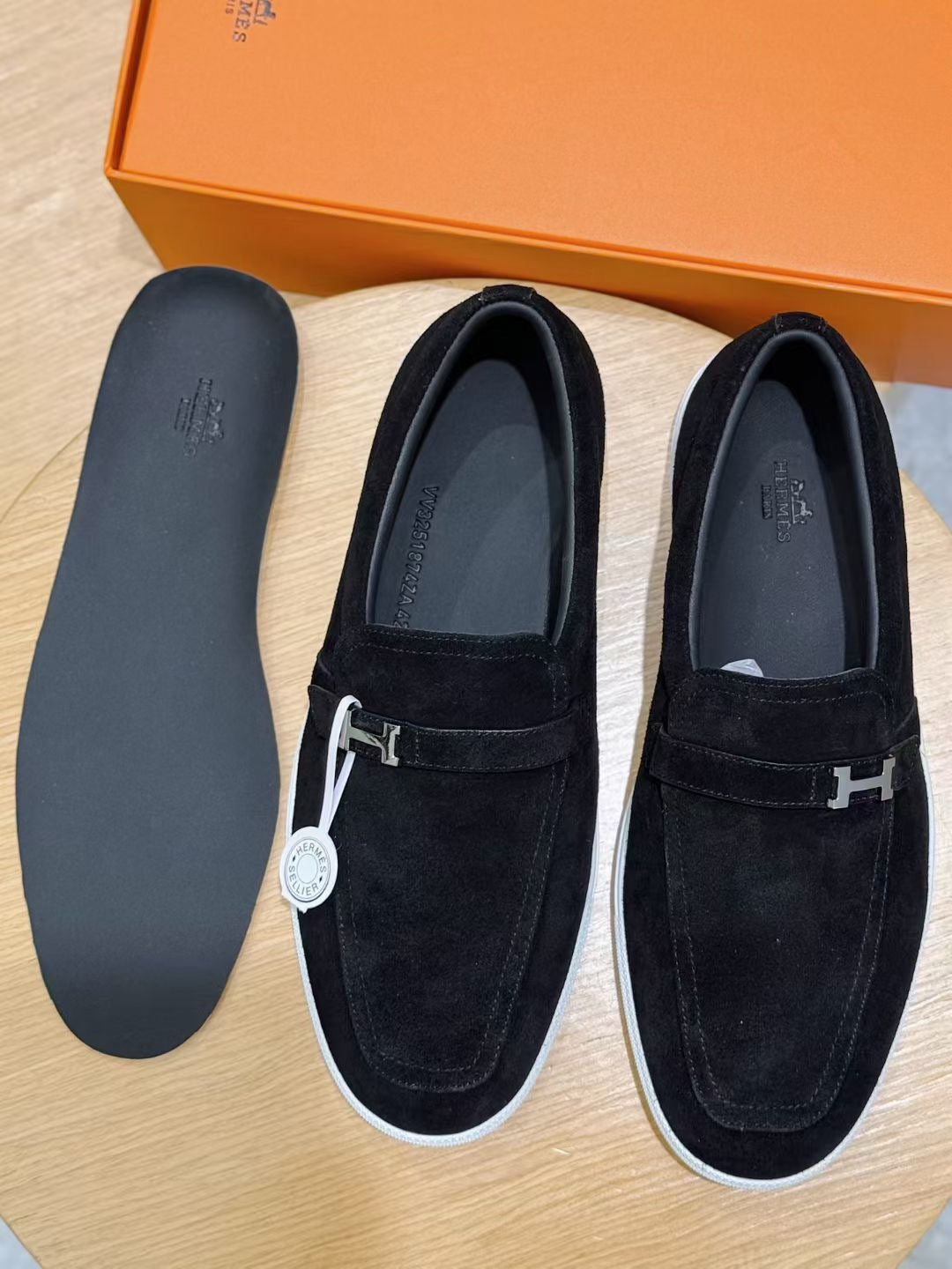 Loafer aus schwarzem Wildleder mit Kontrastsohle – Herren
