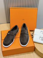 Loafer aus schwarzem Wildleder mit Kontrastsohle – Herren