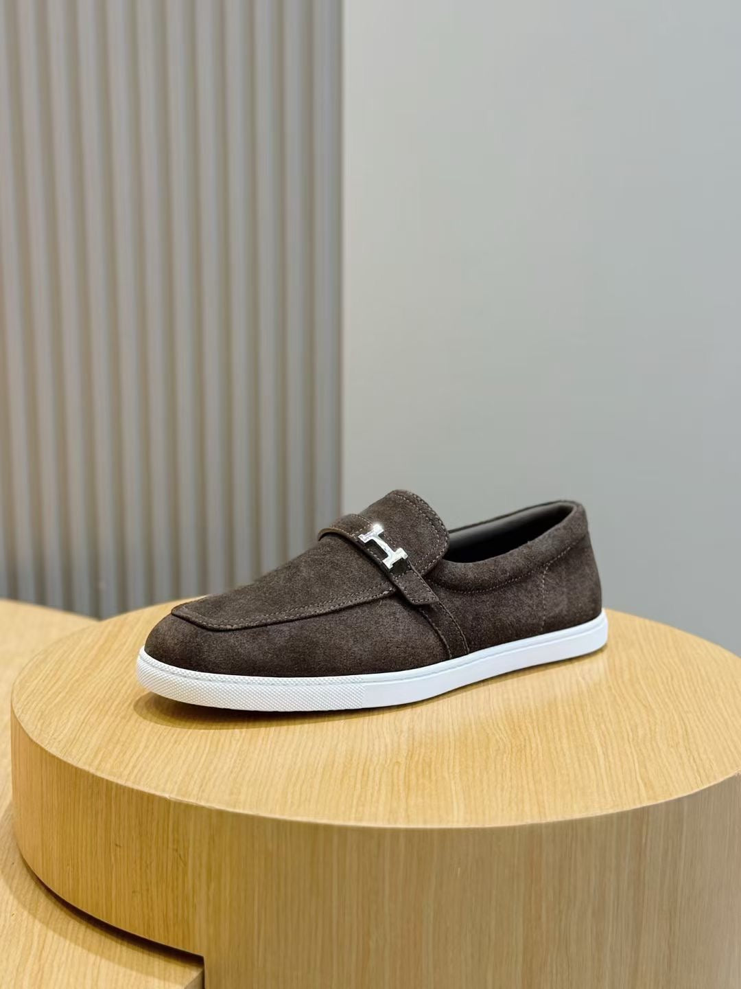 Loafer aus schwarzem Wildleder mit Kontrastsohle – Herren