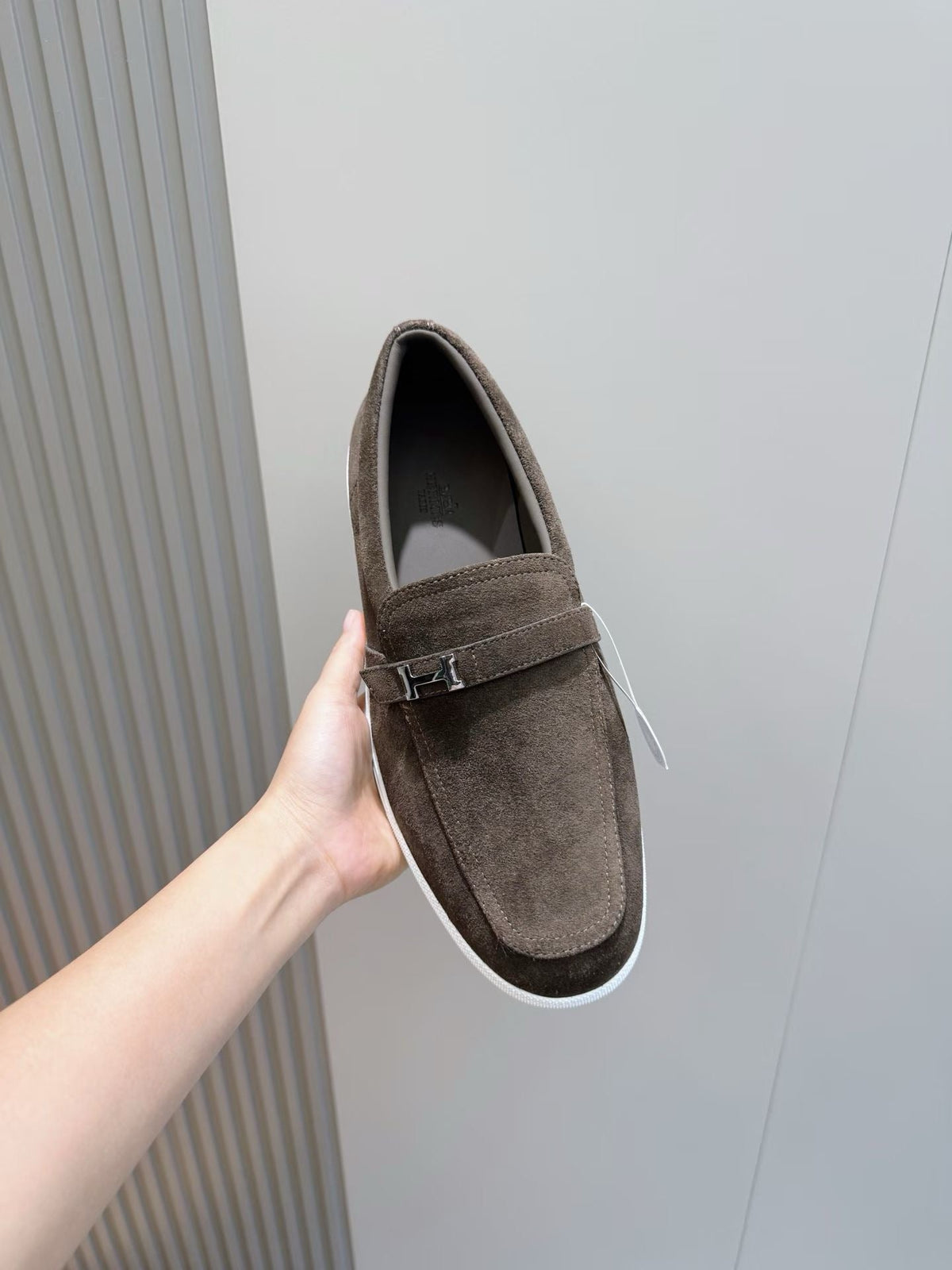 Loafer aus schwarzem Wildleder mit Kontrastsohle – Herren