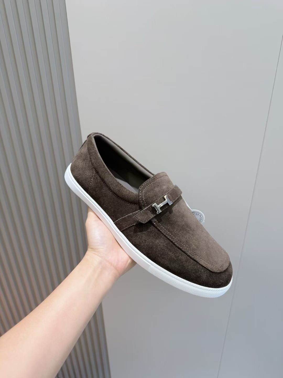 Loafer aus schwarzem Wildleder mit Kontrastsohle – Herren