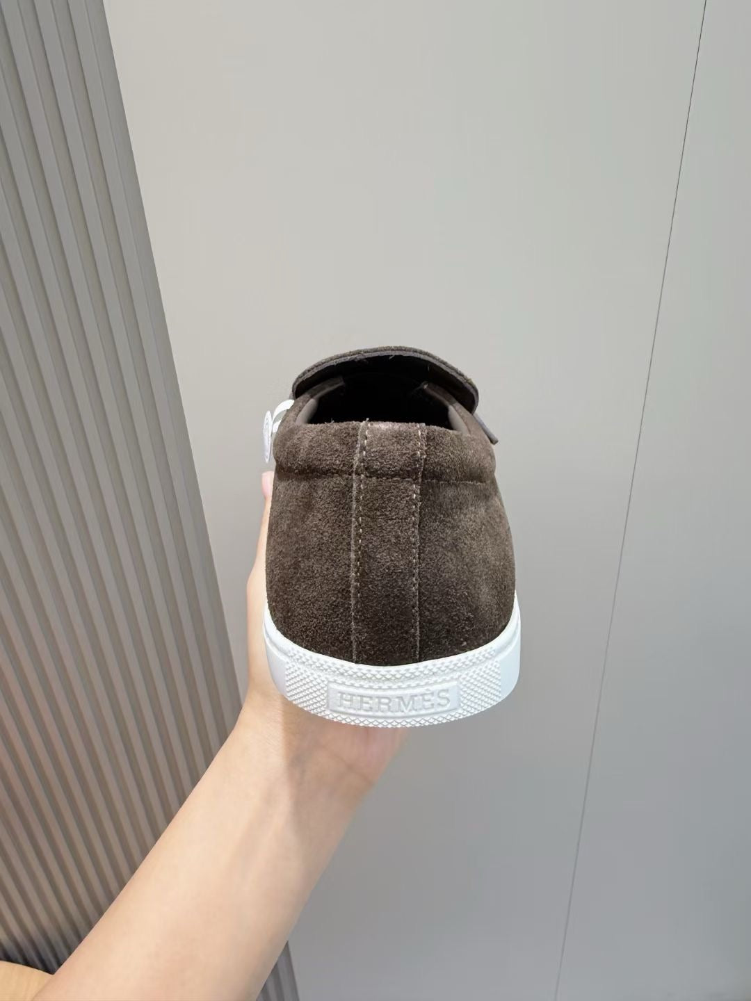 Loafer aus schwarzem Wildleder mit Kontrastsohle – Herren