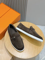 Loafer aus schwarzem Wildleder mit Kontrastsohle – Herren