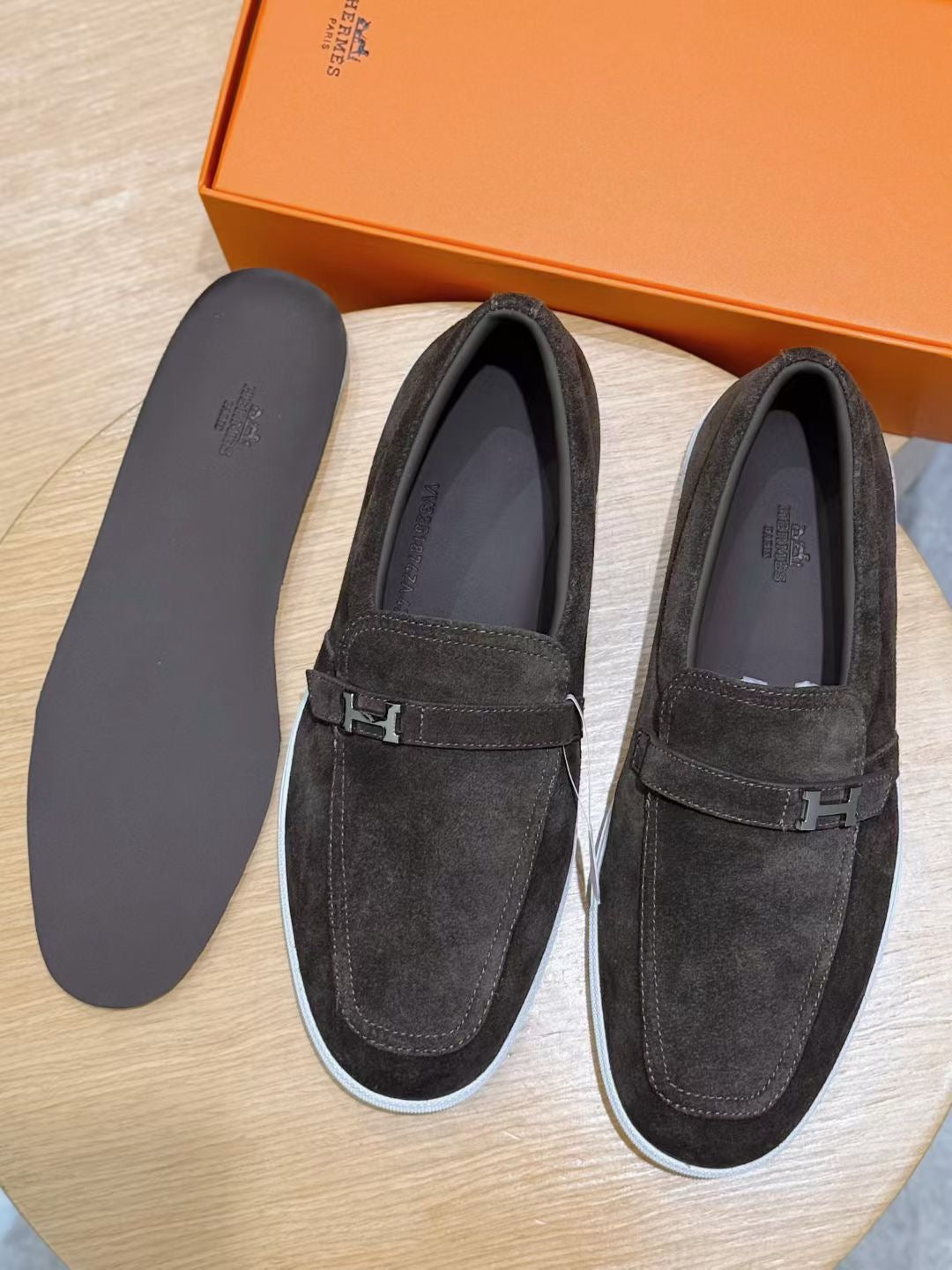 Loafer aus schwarzem Wildleder mit Kontrastsohle – Herren