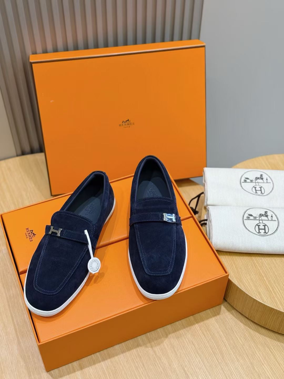 Loafer aus schwarzem Wildleder mit Kontrastsohle – Herren